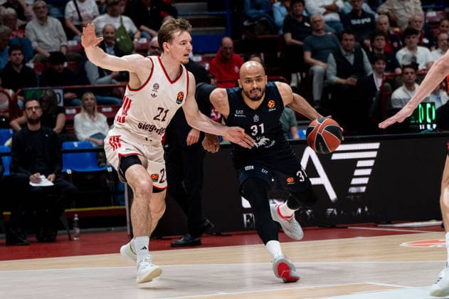 Shavon Shields (Olimpia Milano) In action against Justus Hollaz (FC Bayern Munich) during EA7 Emporio Armani Milano vs Bayern Monaco, Basketball Euroleague match in Assago (MI), Italy, April 09 2026  Copyright: xSaraxAngelica IPAxSportx xipa-agency.netx xx IPA_73851789 IPA_Agency_IPA73851789