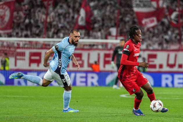 UEFA Europa League: SC Freiburg vs RC Celta Vigo, 09.04.2026 Zweikampf zwischen Borja Iglesias (RC Celta Vigo, 7) und Johan Manzambi (SC Freiburg, 44) UEFA Europa League: SC Freiburg vs RC Celta Vigo, Europa-Park-Stadion, 09.04.2026 Copyright: xBEAUTIFULxSPORTS Boscox