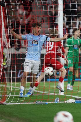 09.04.2026, xrekx, Fussball UEFA Europa League, SC Freiburg - Celta Vigo v.l. Torjubel nach dem Tor zum celebrating the goal celebrate 2:0 durch Niklas Beste (SC Freiburg) Javi Rodriguez (Celta Vigo) enttaeuscht, enttäuscht, schaut enttaeuscht, niedergeschlagen, disappointed (DFL DFB REGULATIONS PROHIBIT ANY USE OF PHOTOGRAPHS as IMAGE SEQUENCES and or QUASI-VIDEO) Freiburg