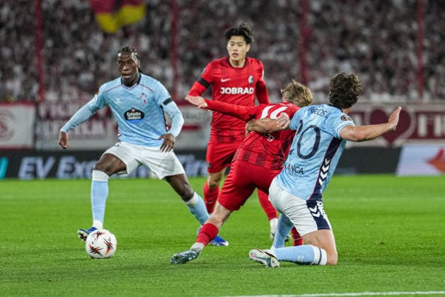 UEFA Europa League: SC Freiburg vs RC Celta Vigo, 09.04.2026 Zweikampf zwischen Jan-Niklas Beste (SC Freiburg, 19) und Marcos Alonso (RC Celta Vigo, 20) UEFA Europa League: SC Freiburg vs RC Celta Vigo, Europa-Park-Stadion, 09.04.2026 Copyright: xBEAUTIFULxSPORTS Boscox