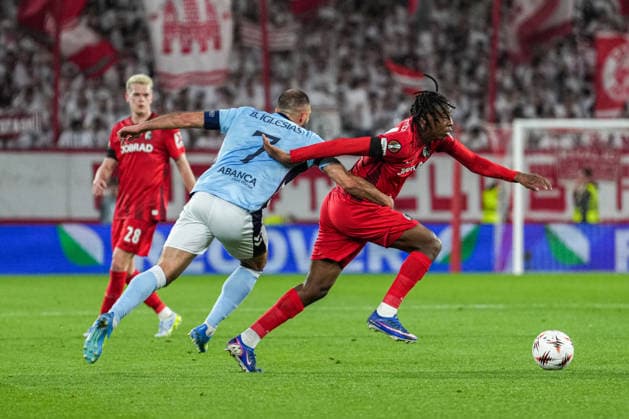 UEFA Europa League: SC Freiburg vs RC Celta Vigo, 09.04.2026 Zweikampf zwischen Borja Iglesias (RC Celta Vigo, 7) und Johan Manzambi (SC Freiburg, 44) UEFA Europa League: SC Freiburg vs RC Celta Vigo, Europa-Park-Stadion, 09.04.2026 Copyright: xBEAUTIFULxSPORTS Boscox