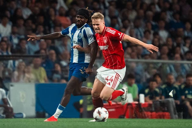 FC Porto v Nottingham Forest. Europe League Players of FC Porto and Nottingham Forest during the Europe Leage match, between FC Porto and Nottingham Forest played at Estadio do Dragao on April 9, 2026 in Oporto, Portugal Oporto Portugal Copyright: xAdrianxFernandezx xAgenciaxLOFx