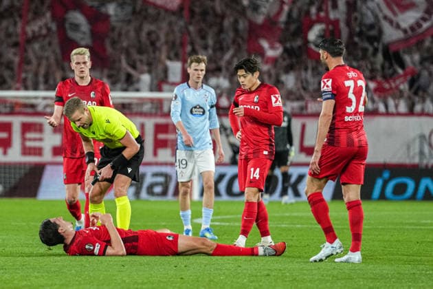 UEFA Europa League: SC Freiburg vs RC Celta Vigo, 09.04.2026 Igor MatanoviÄ‡ (SC Freiburg, 31) der am Boden liegen bleibt und Glenn Nyberg (Schiedsrichter) bei ihm ist UEFA Europa League: SC Freiburg vs RC Celta Vigo, Europa-Park-Stadion, 09.04.2026 Copyright: xBEAUTIFULxSPORTS Boscox