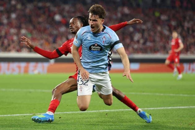 09.04.2026, xrekx, Fussball UEFA Europa League, SC Freiburg - Celta Vigo v.l. Jordy Makengo (SC Freiburg) Javi Rodriguez (Celta Vigo) Zweikampf, Aktion, action, battle for the ball (DFL DFB REGULATIONS PROHIBIT ANY USE OF PHOTOGRAPHS as IMAGE SEQUENCES and or QUASI-VIDEO) Freiburg