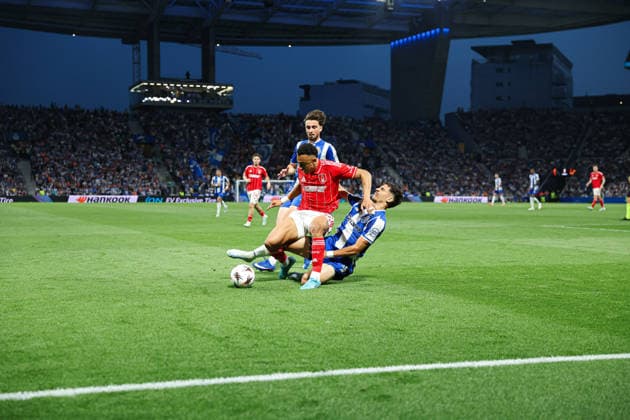 April 9, 2026, Porto, Porto, Portugal: Gabri Veiga of Fc Porto AND Dan Ndoye of Nottingham Forest and Martim Fernandes of Fc Porto disputing ball during UEFA Europa League 2025 26 Quarter-Final Leg One match between Fc Porto and Nottingham Forest at Estadio Dragao on April 09, 2026 in Porto, Portugal Uefa Europe League Fc Porto X Nottingham Forest  - ZUMAe141 20260409_zsp_e141_047 Copyright: xLuisxEirasx