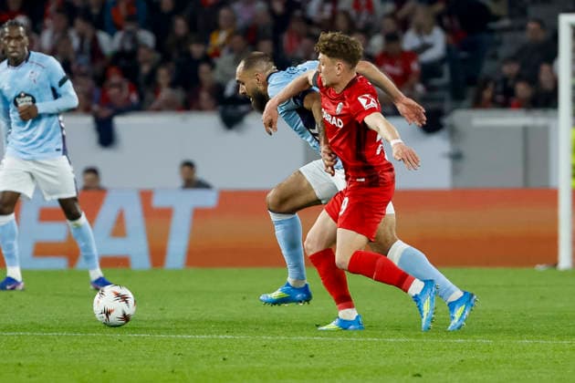 Borja Iglesias (Celta Vigo, 07) und Philipp Treu (SC Freiburg, 29) im Laufduell , Deutschland, Fussball, UEFA Europa League, Viertelfinale, 2025 2026, SC Freiburg vs. Celta Vigo, 09.04.2026, Freiburg im Breisgau Europa-Park Stadion (Stadion am Deutschland Copyright: xGrantxHubbsx