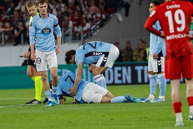 Borja Iglesias (Celta Vigo, 07) verletzt am Boden , Deutschland, Fussball, UEFA Europa League, Viertelfinale, 2025 2026, SC Freiburg vs. Celta Vigo, 09.04.2026, Freiburg im Breisgau Europa-Park Stadion (Stadion am Deutschland Copyright: xGrantxHubbsx