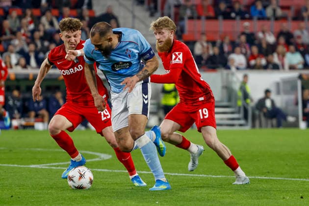 Philipp Treu (SC Freiburg, 29), Borja Iglesias (Celta Vigo, 07) und Niklas Beste (SC Freiburg, 19) im Kampf um den Ball , Deutschland, Fussball, UEFA Europa League, Viertelfinale, 2025 2026, SC Freiburg vs. Celta Vigo, 09.04.2026, Freiburg im Breisgau Europa-Park Stadion (Stadion am Deutschland Copyright: xGrantxHubbsx
