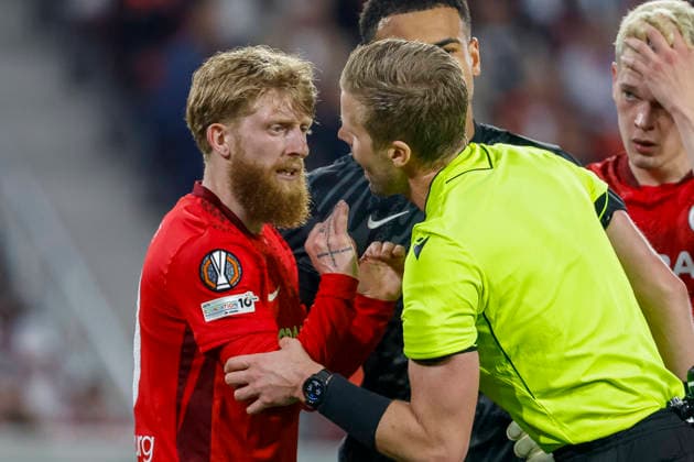 Niklas Beste (SC Freiburg, 19) und Schiedsrichter Glenn Nyberg (SWE) im Dialog , Deutschland, Fussball, UEFA Europa League, Viertelfinale, 2025 2026, SC Freiburg vs. Celta Vigo, 09.04.2026, Freiburg im Breisgau Europa-Park Stadion (Stadion am Deutschland Copyright: xGrantxHubbsx