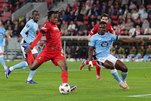 Deutschland: UEFA Europa League Viertelfinale Hinspiel 2025 26, SC Freiburg vs Celta Vigo - Europa-Park-Stadion, Freiburg im Breisgau: Johan Manzambi (44 Freiburg) gegen Joseph Aidoo (4 Celta) Copyright: xKjetilxWaberx