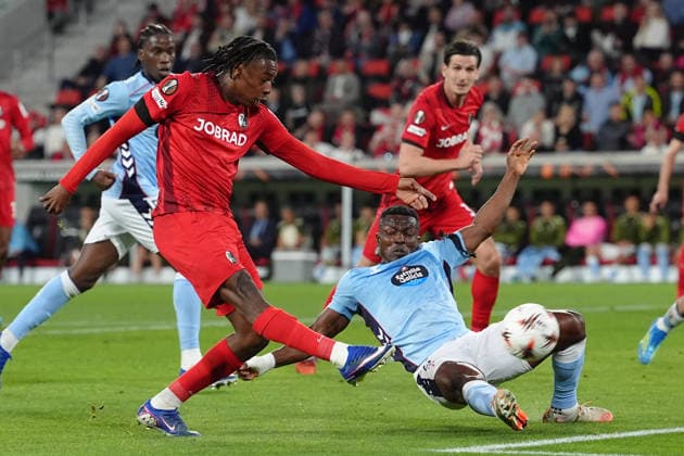 Deutschland: UEFA Europa League Viertelfinale Hinspiel 2025 26, SC Freiburg vs Celta Vigo - Europa-Park-Stadion, Freiburg im Breisgau: Johan Manzambi (44 Freiburg) gegen Joseph Aidoo (4 Celta) Copyright: xKjetilxWaberx