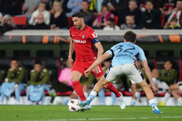 Deutschland: UEFA Europa League Viertelfinale Hinspiel 2025 26, SC Freiburg vs Celta Vigo - Europa-Park-Stadion, Freiburg im Breisgau: Vincenzo Grifo (32 Freiburg) im Duell mit Javi Rodriguez (32 Celta) Copyright: xKjetilxWaberx