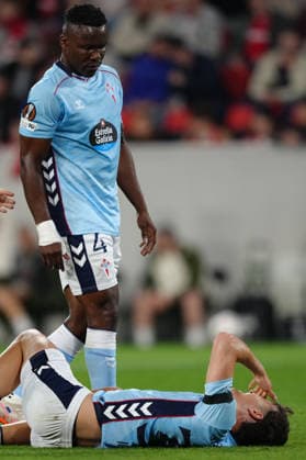 Deutschland: UEFA Europa League Viertelfinale Hinspiel 2025 26, SC Freiburg vs Celta Vigo - Europa-Park-Stadion, Freiburg im Breisgau: Joseph Aidoo (4 Celta) schaut zu Javi Rodriguez (32 Celta) welcher verletzt am Boden liegt Copyright: xKjetilxWaberx