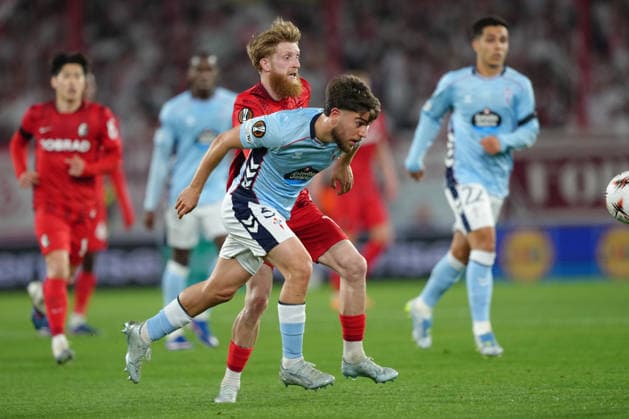 Deutschland: UEFA Europa League Viertelfinale Hinspiel 2025 26, SC Freiburg vs Celta Vigo - Europa-Park-Stadion, Freiburg im Breisgau: Jan-Niklas Beste (19 Freiburg) im Duell mit Sergio Carreira (5 Celta) Copyright: xKjetilxWaberx