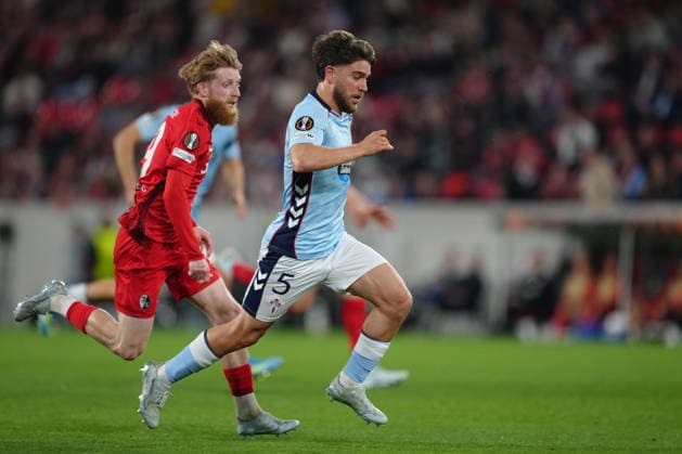 Deutschland: UEFA Europa League Viertelfinale Hinspiel 2025 26, SC Freiburg vs Celta Vigo - Europa-Park-Stadion, Freiburg im Breisgau: Jan-Niklas Beste (19 Freiburg) gegen Sergio Carreira (5 Celta) Copyright: xKjetilxWaberx