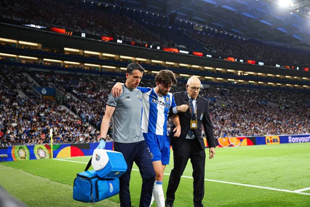 April 9, 2026, Porto, Porto, Portugal: Martim Fernandes of Fc Porto gets injured and gets medical assistance during UEFA Europa League 2025 26 Quarter-Final Leg One match between Fc Porto and Nottingham Forest at Estadio Dragao on April 09, 2026 in Porto, Portugal Uefa Europe League Fc Porto X Nottingham Forest  - ZUMAe141 20260409_zsp_e141_052 Copyright: xLuisxEirasx