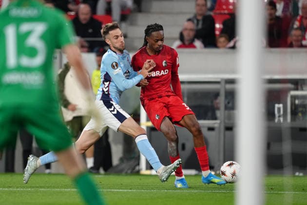 Deutschland: UEFA Europa League Viertelfinale Hinspiel 2025 26, SC Freiburg vs Celta Vigo - Europa-Park-Stadion, Freiburg im Breisgau: Oscar Mingueza (3 Celta) im Duell mit Jordy Makengo (33 Freiburg) Copyright: xKjetilxWaberx