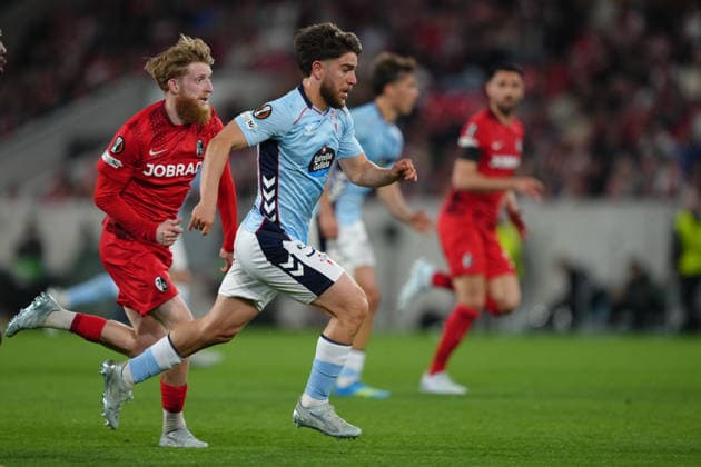 Deutschland: UEFA Europa League Viertelfinale Hinspiel 2025 26, SC Freiburg vs Celta Vigo - Europa-Park-Stadion, Freiburg im Breisgau: Jan-Niklas Beste (19 Freiburg) gegen Sergio Carreira (5 Celta) Copyright: xKjetilxWaberx