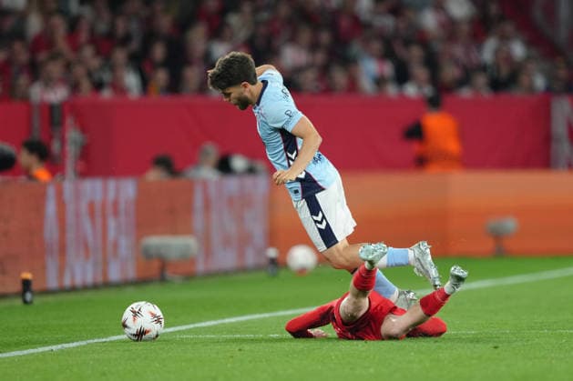 Deutschland: UEFA Europa League Viertelfinale Hinspiel 2025 26, SC Freiburg vs Celta Vigo - Europa-Park-Stadion, Freiburg im Breisgau: Sergio Carreira (5 Celta) im Duell mit Jan-Niklas Beste (19 Freiburg) Copyright: xKjetilxWaberx