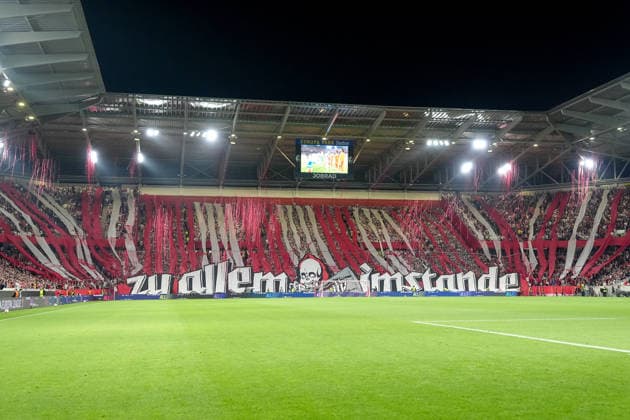 Deutschland: UEFA Europa League Viertelfinale Hinspiel 2025 26, SC Freiburg vs Celta Vigo - Europa-Park-Stadion, Freiburg im Breisgau: Choreo der Fans des SC Freiburg vor dem Spiel Copyright: xKjetilxWaberx