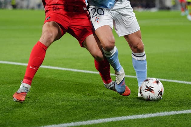 Deutschland: UEFA Europa League Viertelfinale Hinspiel 2025 26, SC Freiburg vs Celta Vigo - Europa-Park-Stadion, Freiburg im Breisgau: Duell zwischen Igor Matanovic (31 Freiburg) und Marcos Alonso (20 Celta) Copyright: xKjetilxWaberx