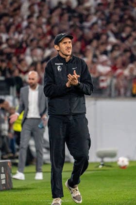 09.04.2026, xdaymx, Fussball UEFA Europa League, SC Freiburg - Celta Vigo Freiburger Trainer Julian Schuster applaudiert am Seitenrand über Spielaktion (DFL DFB REGULATIONS PROHIBIT ANY USE OF PHOTOGRAPHS as IMAGE SEQUENCES and or QUASI-VIDEO) Freiburg