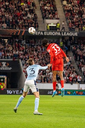 09.04.2026, xdaymx, Fussball UEFA Europa League, SC Freiburg - Celta Vigo vl. Oscar Mingueza und Jordy Makengo beim Kopfballduell (DFL DFB REGULATIONS PROHIBIT ANY USE OF PHOTOGRAPHS as IMAGE SEQUENCES and or QUASI-VIDEO) Freiburg