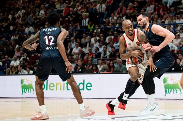 BASKET - Euroleague - EA7 Emporio Armani Milano vs Bayern Monaco Isiaha Mike (FC Bayern Munich) In action against Zach Leday (Olimpia Milano) during EA7 Emporio Armani Milano vs Bayern Monaco, Basketball Euroleague match in Assago (MI), Italy, April 09 2026 Assago (MI) Italy  Copyright: xIPAxSport ABACAx