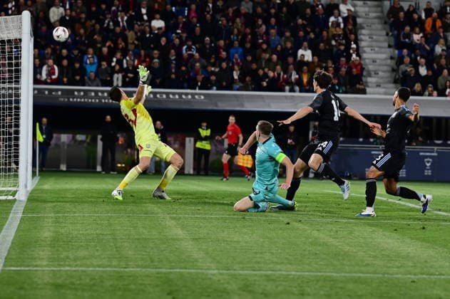 lewis Ferguson (Bologna) hits the post during Bologna FC vs Aston Villa FC, Football Europa League match in Bologna, Italy, April 09 2026  Copyright: xAlessioxTarpini IPAxSportx xipa-agency.netx xx IPA_73852453 IPA_Agency_IPA73852453