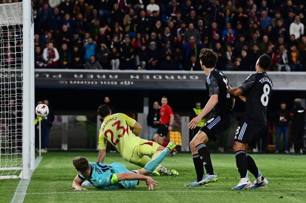 lewis Ferguson (Bologna) hits the post during Bologna FC vs Aston Villa FC, Football Europa League match in Bologna, Italy, April 09 2026  Copyright: xAlessioxTarpini IPAxSportx xipa-agency.netx xx IPA_73852455 IPA_Agency_IPA73852455