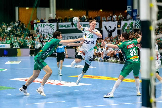 Ole Pregler (FRISCH AUF! Goeppingen, 23) wirft den Ball, Marko Mamic (SC DHfK Leipzig, 14) und Luka Rogan (SC DHfK Leipzig, 33) gehen zum Zweikampf, Duell, Kampf, SC DHfK Leipzig vs FRISCH AUF! Goeppingen, Handball, 1. Bundesliga, 28. Spieltag, Saison 2025 2026, 09.04.2026, SC DHfK Leipzig vs FRISCH AUF! Goeppingen, Handball, 1. Bundesliga, 28. Spieltag, Saison 2025 2026, 09.04.2026 Leipzig Copyright: xEibner-Pressefoto LauraxRoemerx EP_LRR
