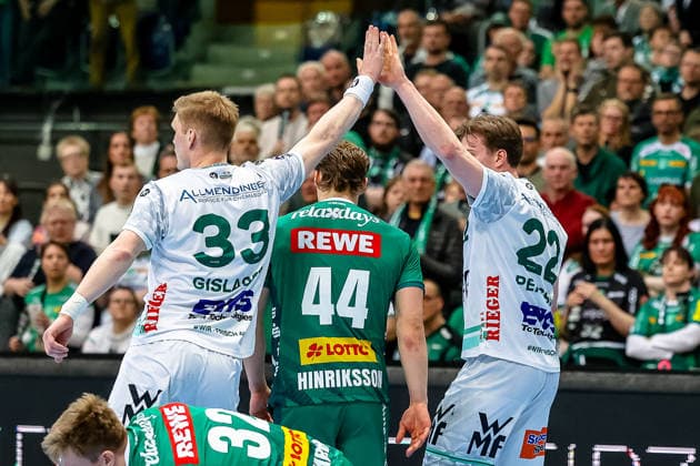 Ymir Gislason (FRISCH AUF! Goeppingen, 33) und Erik Persson (FRISCH AUF! Goeppingen, 22) abklatschen nach gelungenem Block gegen Franz Semper (SC DHfK Leipzig, 32) und Blaer Hinriksson (SC DHfK Leipzig, 44), SC DHfK Leipzig vs FRISCH AUF! Goeppingen, Handball, 1. Bundesliga, 28. Spieltag, Saison 2025 2026, 09.04.2026, SC DHfK Leipzig vs FRISCH AUF! Goeppingen, Handball, 1. Bundesliga, 28. Spieltag, Saison 2025 2026, 09.04.2026 Leipzig *** Ymir Gislason FRISCH AUF Goeppingen, 33 and Erik Persson FRISCH AUF Goeppingen, 22 high-five after a successful block against Franz Semper SC DHfK Leipzig, 32 and Blaer Hinriksson SC DHfK Leipzig, 44 , SC DHfK Leipzig vs FRISCH AUF Goeppingen, Handball, 1 Bundesliga, Matchday 28, Season 2025 2026, 09 04 2026, SC DHfK Leipzig vs FRISCH AUF Goeppingen, Handball, 1 Bundesliga, Matchday 28, Season 2025 2026, 09 04 2026 Leipzig Copyright: xEibner-Pressefoto LauraxRoemerx EP_LRR