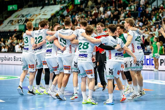 Mannschaft um Franko Lastro (FRISCH AUF! Goeppingen, 28) Jubel Freude nach dem Sieg , SC DHfK Leipzig vs FRISCH AUF! Goeppingen, Handball, 1. Bundesliga, 28. Spieltag, Saison 2025 2026, 09.04.2026, SC DHfK Leipzig vs FRISCH AUF! Goeppingen, Handball, 1. Bundesliga, 28. Spieltag, Saison 2025 2026, 09.04.2026 Leipzig Copyright: xEibner-Pressefoto LauraxRoemerx EP_LRR