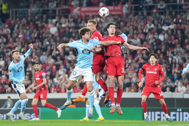 Marcos Alonso (RC Celta de Vigo, 20), Philipp Lienhart (SC Freiburg, 03) und Igor Matanovic (SC Freiburg, 31) Kopfball , Deutschland, Fussball, UEFA Europa League, Viertelfinale, Hinspiel, 2025 2026, SC Freiburg vs. RC Celta de Vigo, 09.04.2026, Europa-Park Stadion, Freiburg, Deutschland Freiburg Europa-Park Stadion Baden-Württemberg Deutschland Copyright: xArnexAmbergx