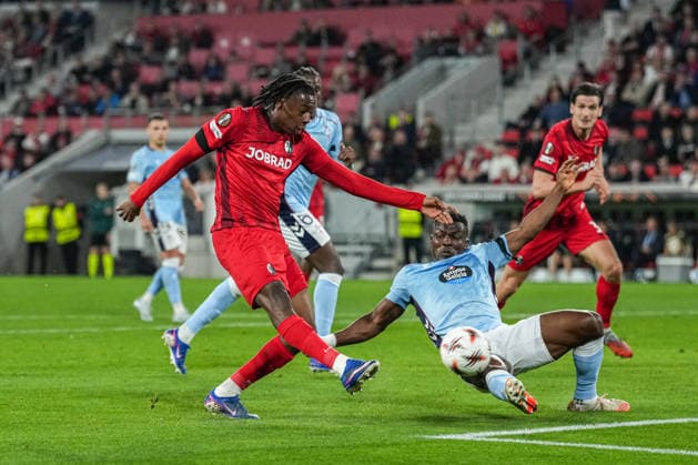 UEFA Europa League: SC Freiburg vs RC Celta Vigo, 09.04.2026 Johan Manzambi (SC Freiburg, 44) mit einem Schuss aufs Tor welcher an den Pfosten geht, während Joseph Aidoo (RC Celta Vigo, 4) versucht mit einer Grätsche dazwischen zu kommen UEFA Europa League: SC Freiburg vs RC Celta Vigo, Europa-Park-Stadion, 09.04.2026 Copyright: xBEAUTIFULxSPORTS Boscox