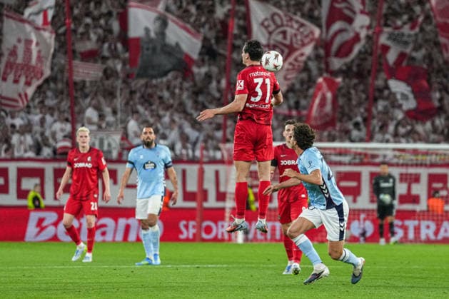 UEFA Europa League: SC Freiburg vs RC Celta Vigo, 09.04.2026 Igor MatanoviÄ‡ (SC Freiburg, 31) mit einem Kopfballduell mit Marcos Alonso (RC Celta Vigo, 20) UEFA Europa League: SC Freiburg vs RC Celta Vigo, Europa-Park-Stadion, 09.04.2026 Copyright: xBEAUTIFULxSPORTS Boscox