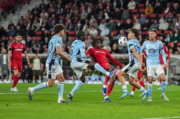 UEFA Europa League: SC Freiburg vs RC Celta Vigo, 09.04.2026 Johan Manzambi (SC Freiburg, 44) im Gegnerischen Sechzehner gegen 4 von Vigo UEFA Europa League: SC Freiburg vs RC Celta Vigo, Europa-Park-Stadion, 09.04.2026 Copyright: xBEAUTIFULxSPORTS Boscox