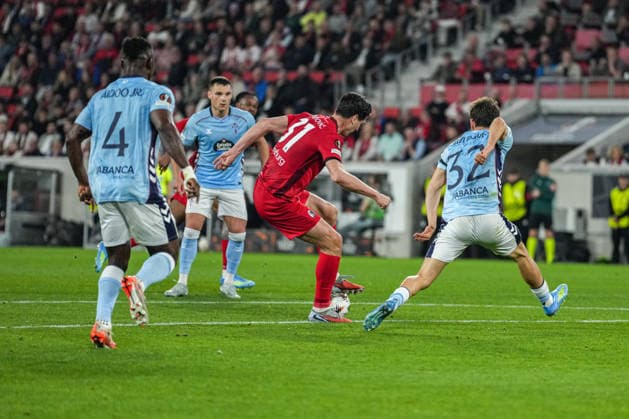 UEFA Europa League: SC Freiburg vs RC Celta Vigo, 09.04.2026 Igor MatanoviÄ‡ (SC Freiburg, 31) im Vigo Sechzehner gegen Javi Rodriguez (RC Celta Vigo, 32) UEFA Europa League: SC Freiburg vs RC Celta Vigo, Europa-Park-Stadion, 09.04.2026 Copyright: xBEAUTIFULxSPORTS Boscox