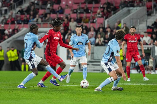 UEFA Europa League: SC Freiburg vs RC Celta Vigo, 09.04.2026 Johan Manzambi (SC Freiburg, 44) im Gegnerischen Sechzehner gegen 4 von Vigo UEFA Europa League: SC Freiburg vs RC Celta Vigo, Europa-Park-Stadion, 09.04.2026 Copyright: xBEAUTIFULxSPORTS Boscox