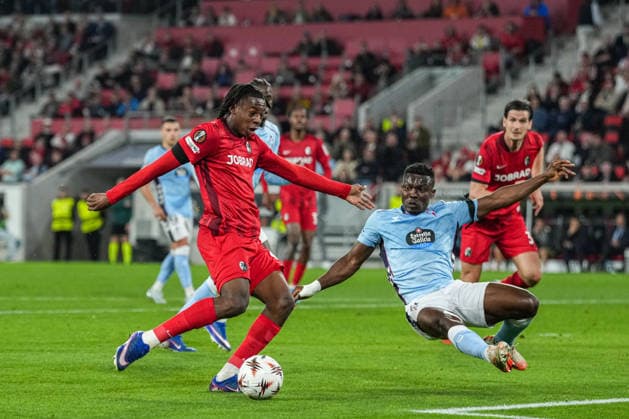 UEFA Europa League: SC Freiburg vs RC Celta Vigo, 09.04.2026 Johan Manzambi (SC Freiburg, 44) mit einem Schuss aufs Tor welcher an den Pfosten geht, während Joseph Aidoo (RC Celta Vigo, 4) versucht mit einer Grätsche dazwischen zu kommen UEFA Europa League: SC Freiburg vs RC Celta Vigo, Europa-Park-Stadion, 09.04.2026 Copyright: xBEAUTIFULxSPORTS Boscox