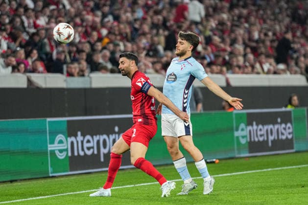 UEFA Europa League: SC Freiburg vs RC Celta Vigo, 09.04.2026 Vincenzo Grifo (SC Freiburg, 32) im Zweikampf mit Sergio Carreira (RC Celta Vigo, 5) UEFA Europa League: SC Freiburg vs RC Celta Vigo, Europa-Park-Stadion, 09.04.2026 Copyright: xBEAUTIFULxSPORTS Boscox
