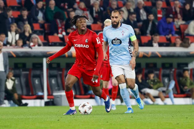 Johan Manzambi (SC Freiburg, 44) und Borja Iglesias (Celta Vigo, 07) im Laufduell , Deutschland, Fussball, UEFA Europa League, Viertelfinale, 2025 2026, SC Freiburg vs. Celta Vigo, 09.04.2026, Freiburg im Breisgau Europa-Park Stadion (Stadion am Deutschland Copyright: xGrantxHubbsx