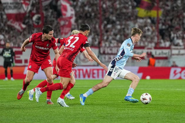 UEFA Europa League: SC Freiburg vs RC Celta Vigo, 09.04.2026 Zweikampf zwischen Vincenzo Grifo (SC Freiburg, 32) und Williot Swedberg (RC Celta Vigo, 19) UEFA Europa League: SC Freiburg vs RC Celta Vigo, Europa-Park-Stadion, 09.04.2026 Copyright: xBEAUTIFULxSPORTS Boscox