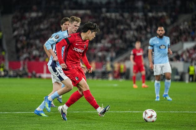 UEFA Europa League: SC Freiburg vs RC Celta Vigo, 09.04.2026 Yuito Suzuki (SC Freiburg, 14) am Ball UEFA Europa League: SC Freiburg vs RC Celta Vigo, Europa-Park-Stadion, 09.04.2026 Copyright: xBEAUTIFULxSPORTS Boscox