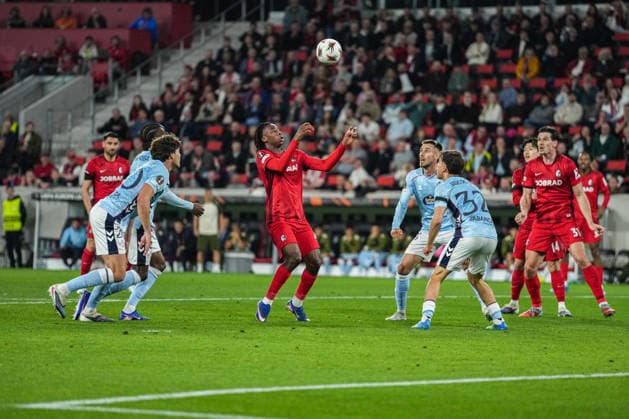 UEFA Europa League: SC Freiburg vs RC Celta Vigo, 09.04.2026 Johan Manzambi (SC Freiburg, 44) im Gegnerischen Sechzehner gegen 4 von Vigo UEFA Europa League: SC Freiburg vs RC Celta Vigo, Europa-Park-Stadion, 09.04.2026 Copyright: xBEAUTIFULxSPORTS Boscox