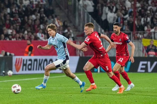 UEFA Europa League: SC Freiburg vs RC Celta Vigo, 09.04.2026 Hugo Gonzalez (RC Celta Vigo, 30) der sich gegen Vincenzo Grifo (SC Freiburg, 32) und Philipp Lienhart (SC Freiburg, 3) durchsetzt UEFA Europa League: SC Freiburg vs RC Celta Vigo, Europa-Park-Stadion, 09.04.2026 Copyright: xBEAUTIFULxSPORTS Boscox