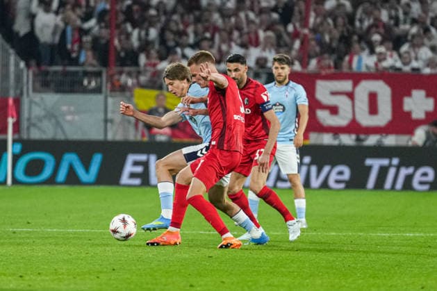 UEFA Europa League: SC Freiburg vs RC Celta Vigo, 09.04.2026 Hugo Gonzalez (RC Celta Vigo, 30) der sich gegen Vincenzo Grifo (SC Freiburg, 32) und Philipp Lienhart (SC Freiburg, 3) durchsetzt UEFA Europa League: SC Freiburg vs RC Celta Vigo, Europa-Park-Stadion, 09.04.2026 Copyright: xBEAUTIFULxSPORTS Boscox