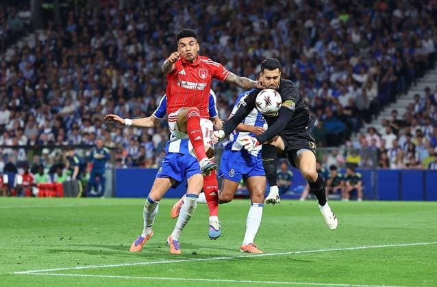 Igor Jesus of Nottingham Forest competes for the ball with Diogo Costa of FC Porto Porto v Nottingham Forest, UEFA Europa League, Quarter Final, First Leg, Football, Estadio do Dragao, Porto, Portugal - 09 Apr 2026Porto Estádio do Dragão Portugal EDITORIAL USE ONLY No use with unauthorised audio, video, data, fixture lists, club league logos or live services. Online in-match use limited to 120 images, no video emulation. No use in betting, games or single club league player publications.  Copyright: xMichaelxZemanek Shutterstockx 16811864z