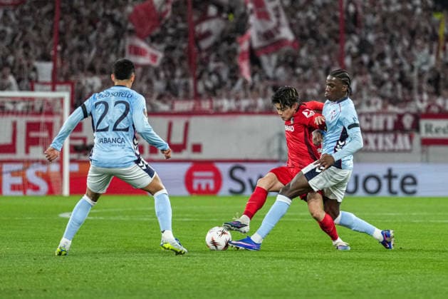 UEFA Europa League: SC Freiburg vs RC Celta Vigo, 09.04.2026 Zweikampf zwischen Yuito Suzuki (SC Freiburg, 14) und Ilaix Moriba (RC Celta Vigo, 6) UEFA Europa League: SC Freiburg vs RC Celta Vigo, Europa-Park-Stadion, 09.04.2026 Copyright: xBEAUTIFULxSPORTS Boscox