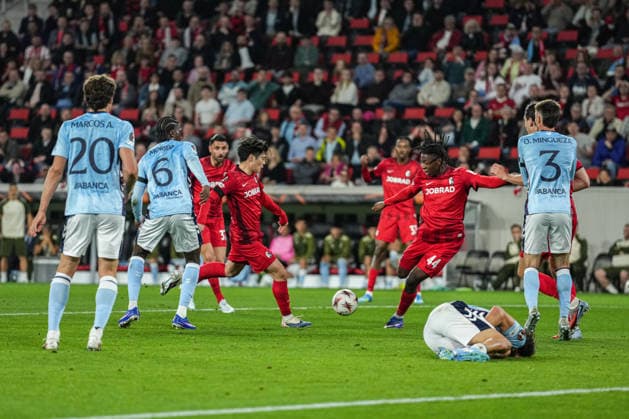 UEFA Europa League: SC Freiburg vs RC Celta Vigo, 09.04.2026 Johan Manzambi (SC Freiburg, 44) mit einem Schuss versuch UEFA Europa League: SC Freiburg vs RC Celta Vigo, Europa-Park-Stadion, 09.04.2026 Copyright: xBEAUTIFULxSPORTS Boscox